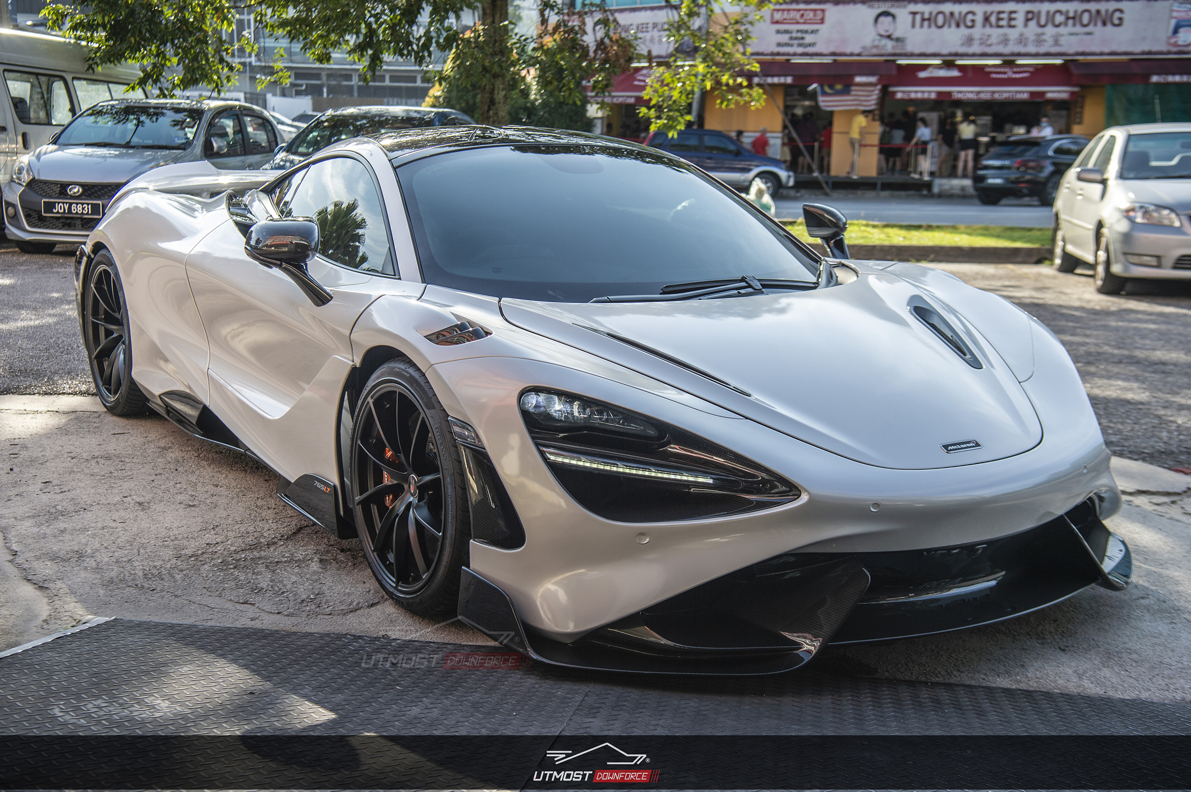 A car wrapped in Gloss White Pearl, Gloss film by Avery Dennison