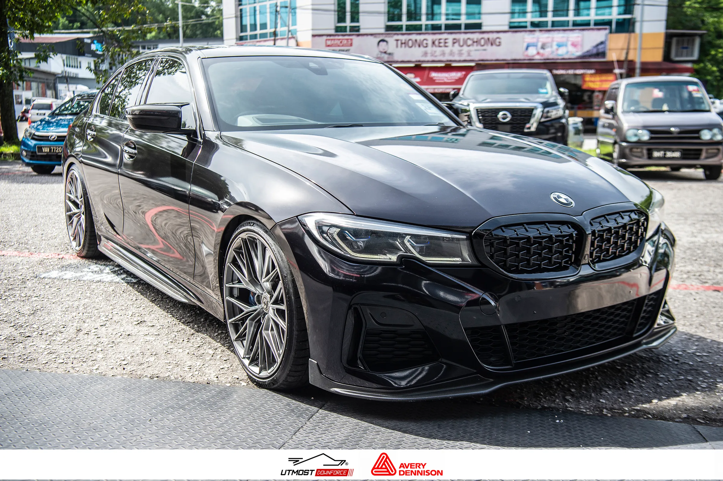 A car wrapped in Gloss Metallic Mystery Black, Gloss Metallic film by Avery Dennison