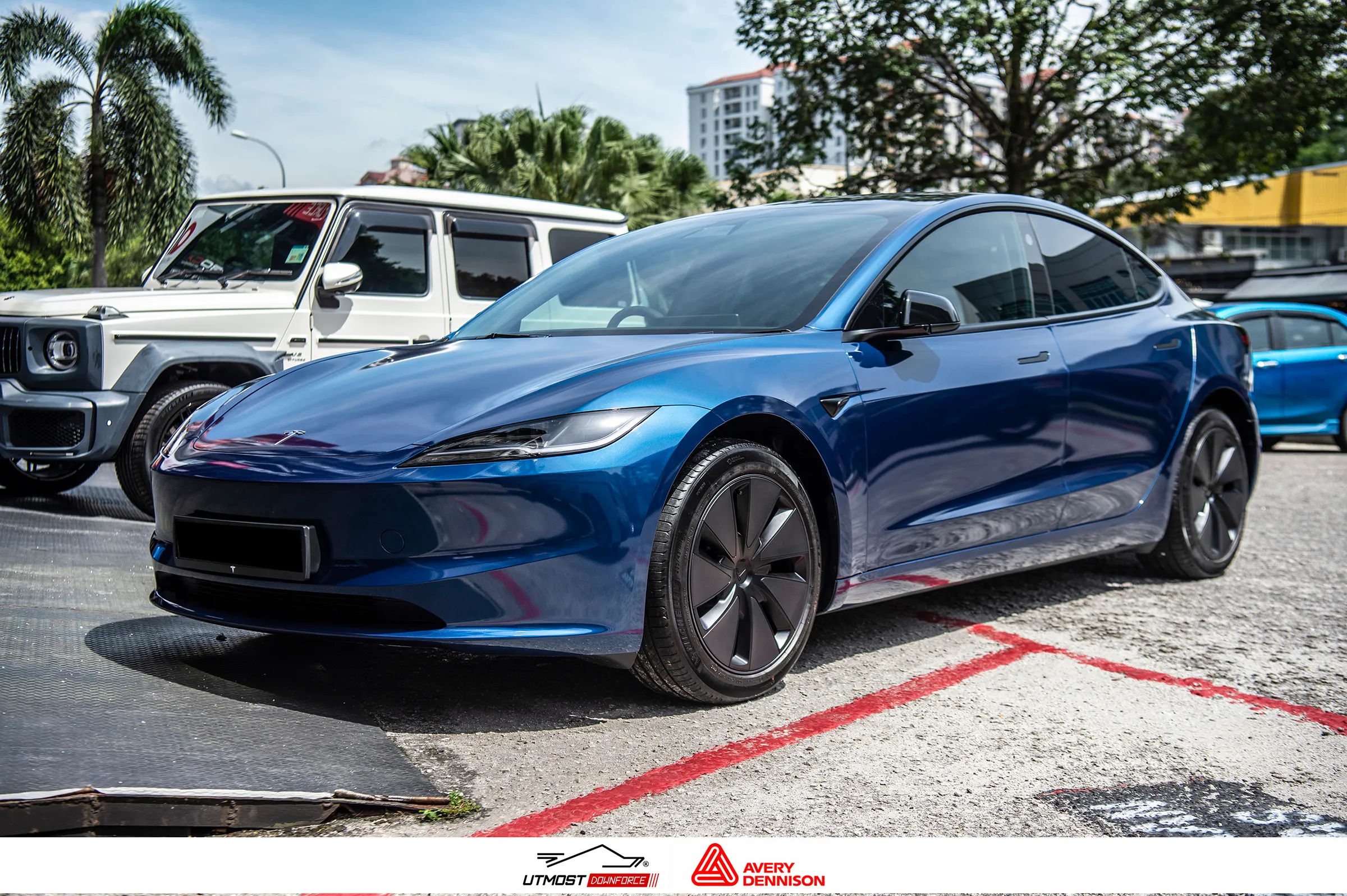 A car wrapped in Gloss Metallic Dark Blue, Gloss Metallic film by Avery Dennison