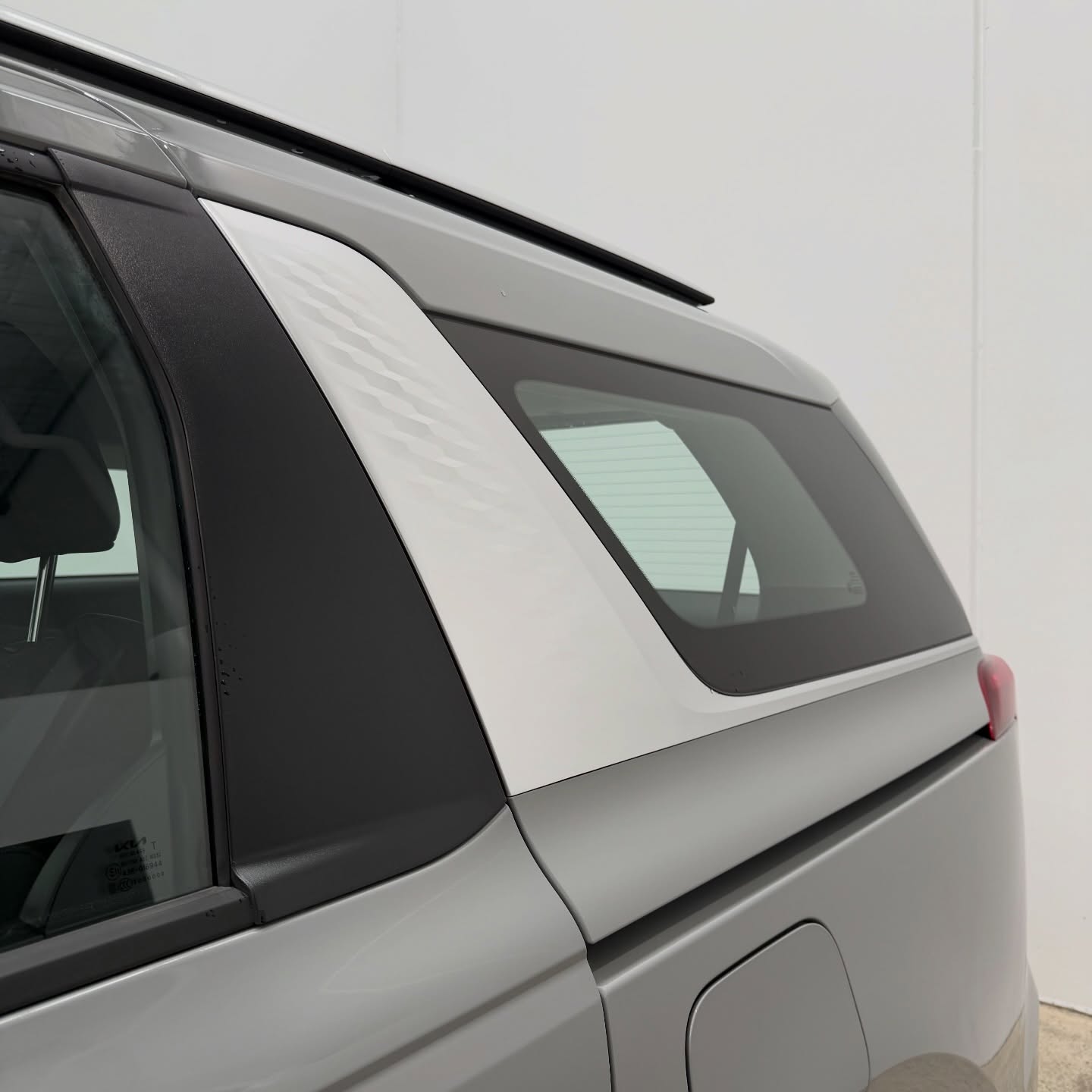 2026 Kia Carnival wrapped in Gloss Obsidian Black, shot 9