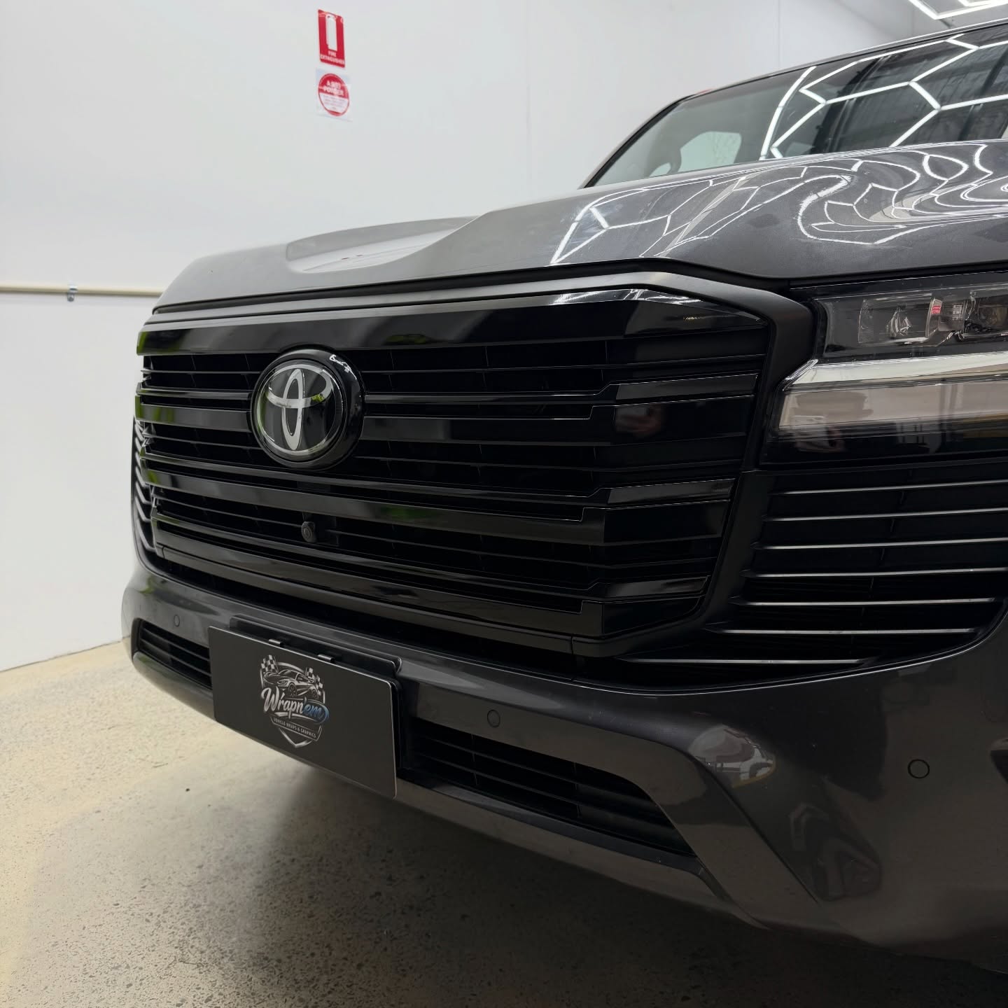 Toyota Land Cruiser 300 Series, Gloss Obsidian Black