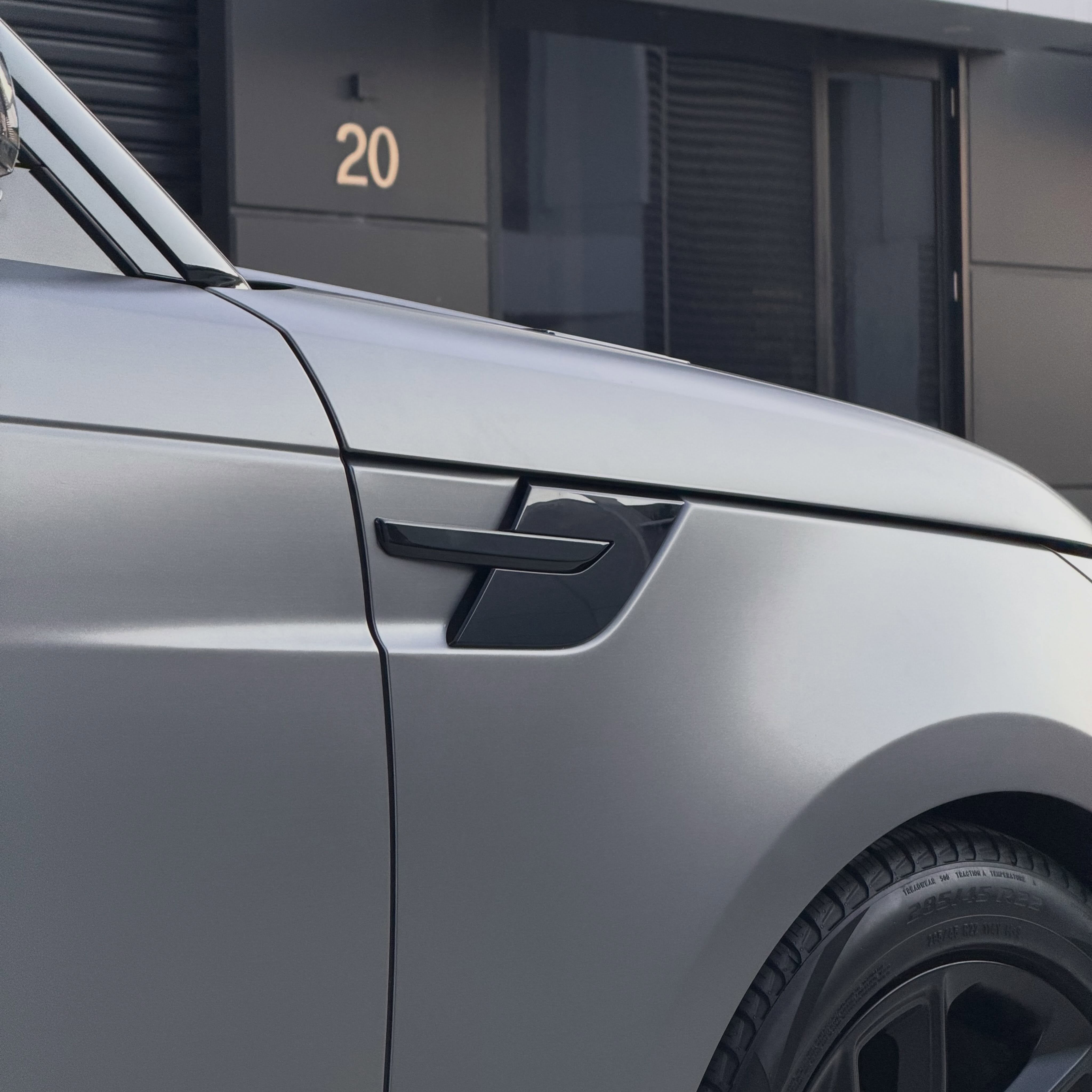 Range Rover Sport in Satin Gun Metal Metallic - Avery Dennison, shot 7 of 10
