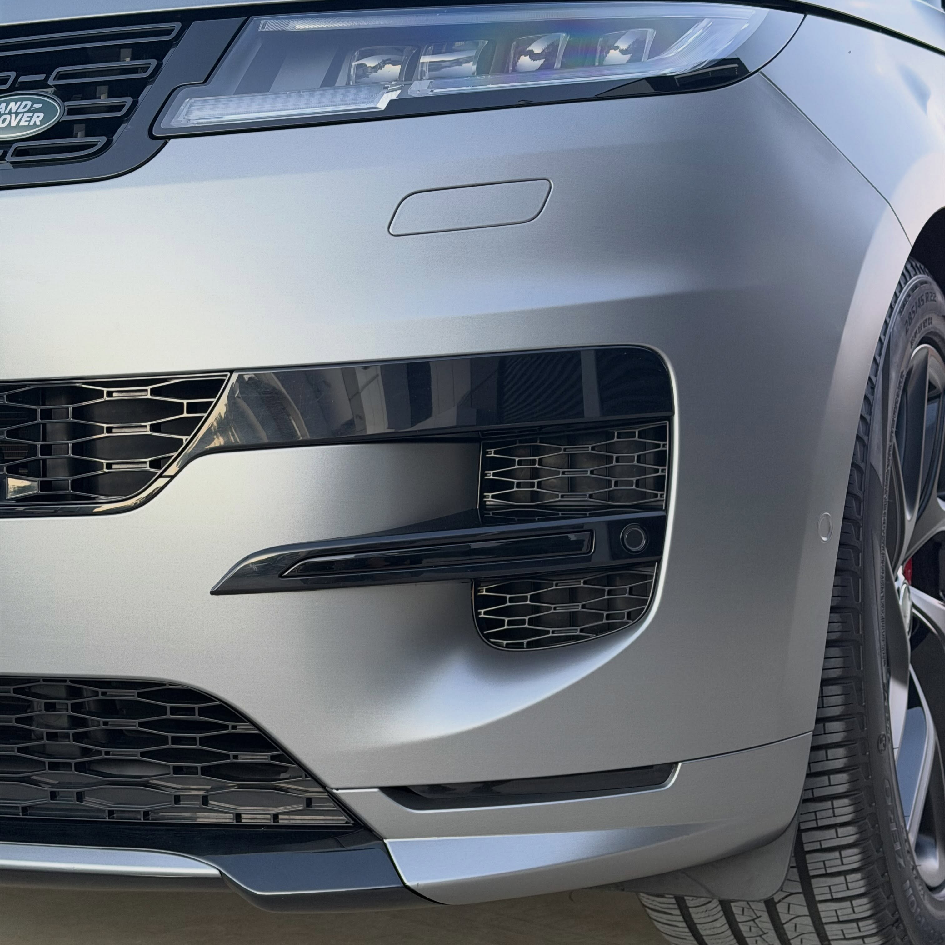 Range Rover Sport in Satin Gun Metal Metallic - Avery Dennison, shot 5 of 10