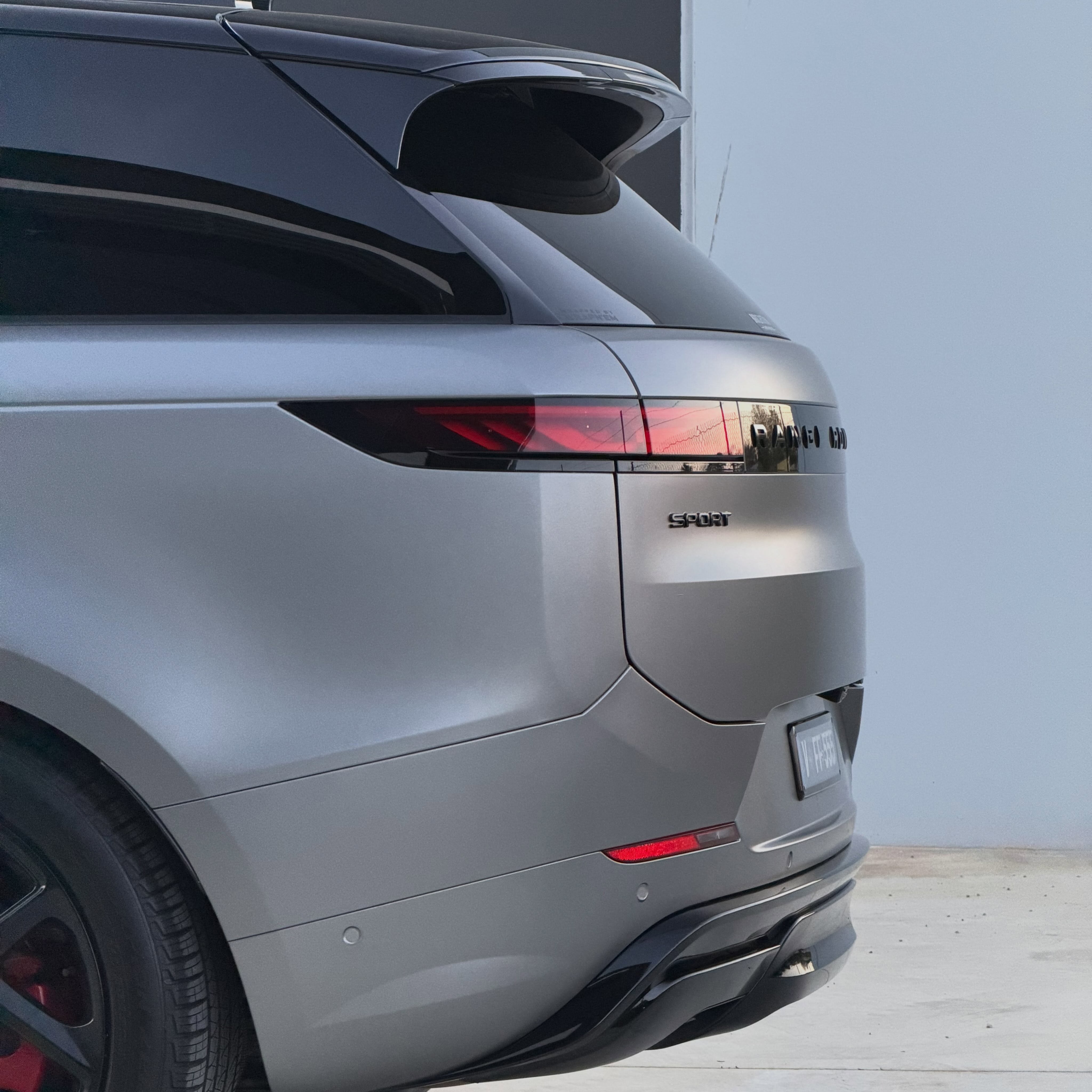 Range Rover Sport in Satin Gun Metal Metallic - Avery Dennison, shot 2 of 10
