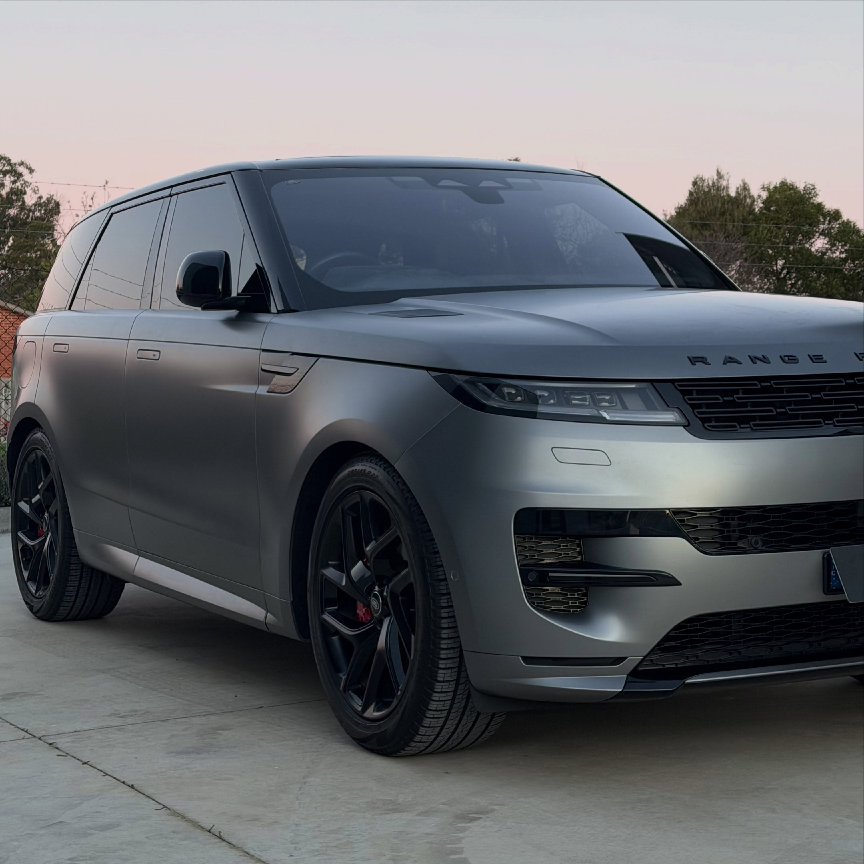 Range Rover Sport in Satin Gun Metal Metallic - Avery Dennison, shot 4 of 10